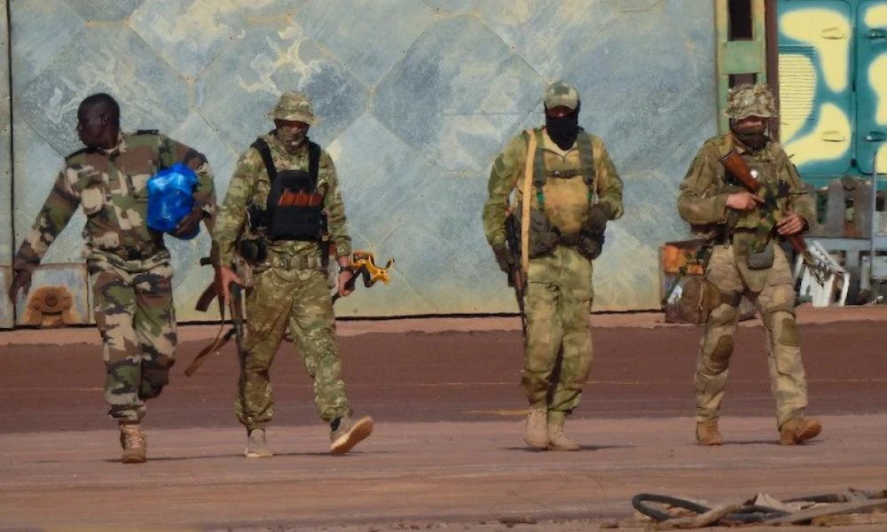 Ο γαλλικός στρατός δημοσίευσε βίντεο που δείχνει Ρώσους μισθοφόρους να θάβουν πτώματα σε μια στρατιωτική βάση στο Μάλι